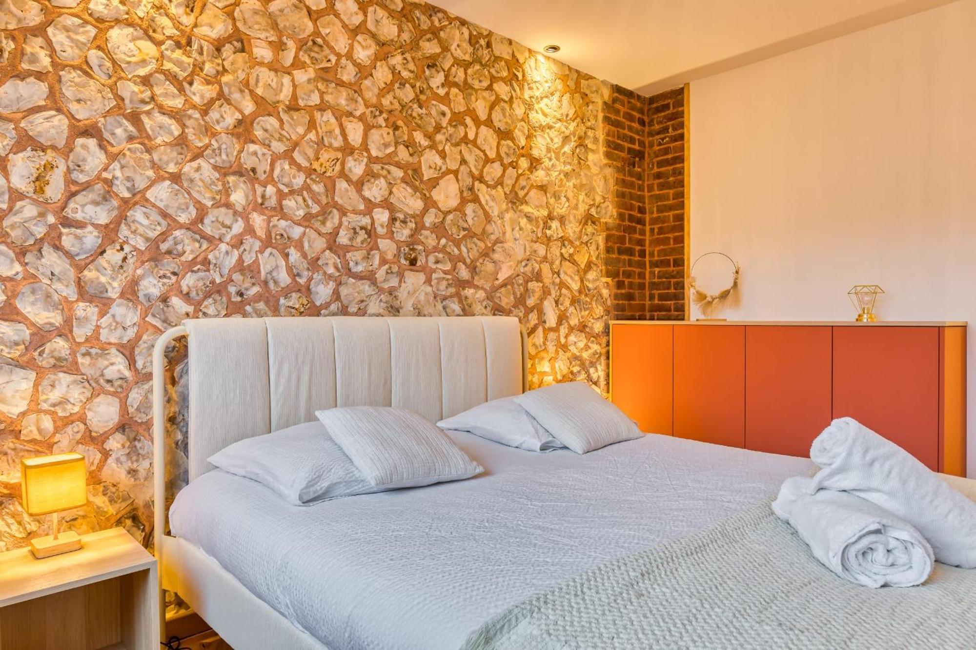 شقة Rose Ecrin De Charme Avec Parking Terrasse Privee Et Jardin Partage Grand-Couronne المظهر الخارجي الصورة
